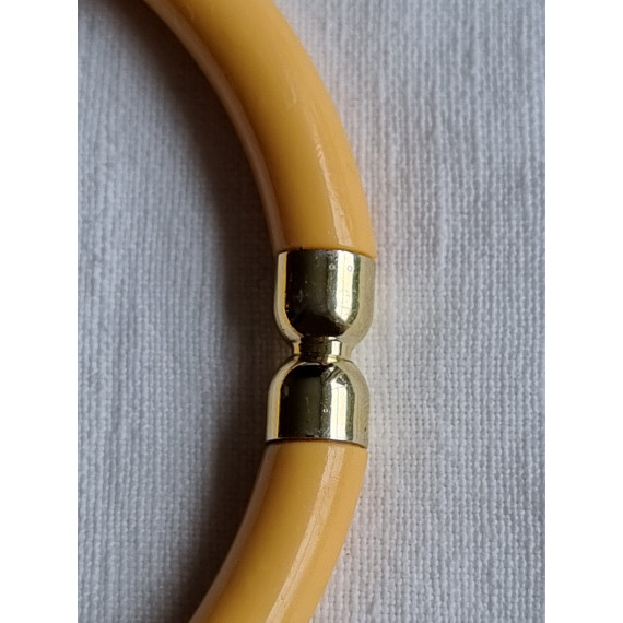Ubrukt armbånd fra 1980 til 1990-tallet, gult med pynt