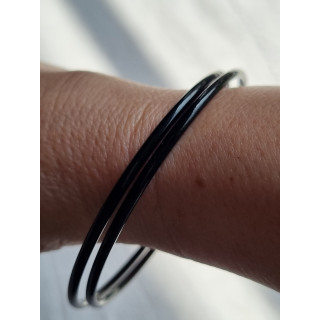 To sorte metall-armbånd selges sammen