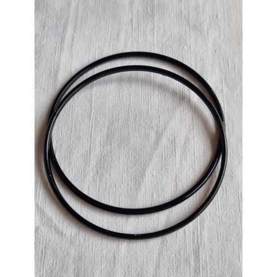 To sorte metall-armbånd selges sammen