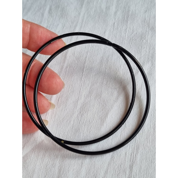 To sorte metall-armbånd selges sammen