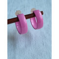 Pastell cerise vakre, brede halv-creoler, med gode gummi stoppere