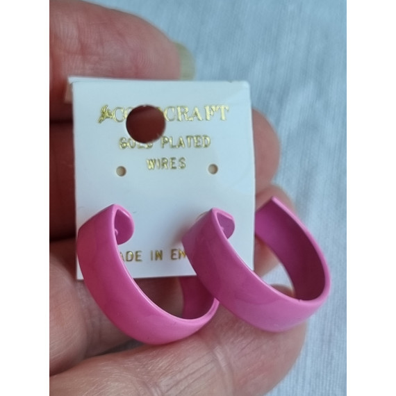 Pastell cerise vakre, brede halv-creoler, med gode gummi stoppere