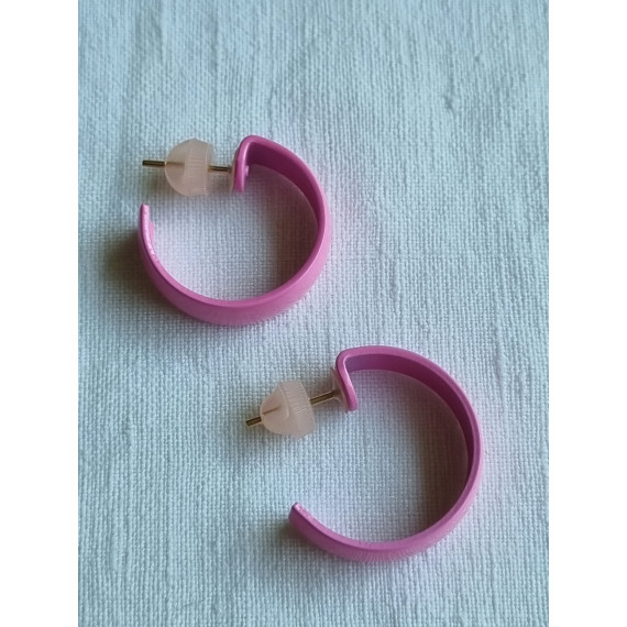 Pastell cerise vakre, brede halv-creoler, med gode gummi stoppere