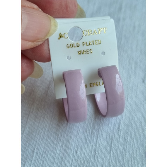 Pastell lys-lilla vakre, brede halv-creoler, med gode gummi stoppere
