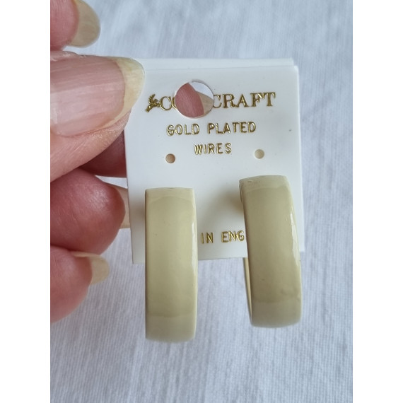 Pastell lys gule vakre, brede halv-creoler, med gode gummi stoppere