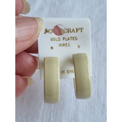 Pastell lys gule vakre, brede halv-creoler, med gode gummi stoppere