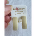 Pastell lys gule vakre, brede halv-creoler, med gode gummi stoppere