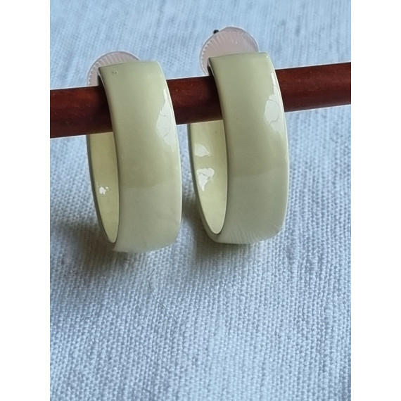 Pastell lys gule vakre, brede halv-creoler, med gode gummi stoppere