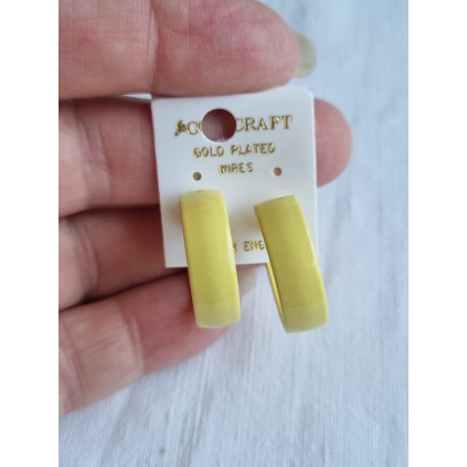 Pastell gule vakre, brede halv-creoler, med gode gummi stoppere