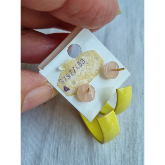 Pastell gule vakre, brede halv-creoler, med gode gummi stoppere