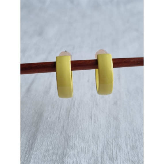 Pastell gule vakre, brede halv-creoler, med gode gummi stoppere