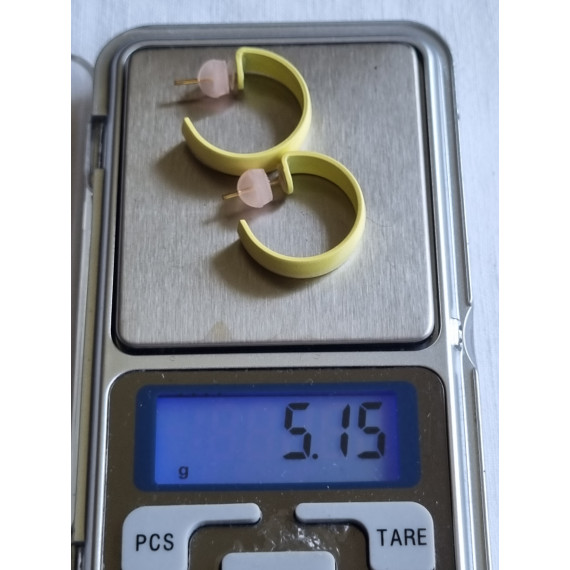 Pastell gule vakre, brede halv-creoler, med gode gummi stoppere