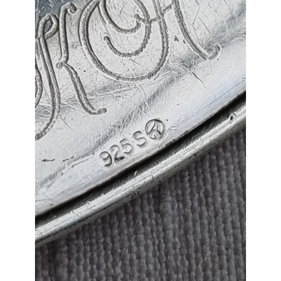 Sterling name tag, Navnskilt i sølv, ovalt til å lime på noe, K.H.