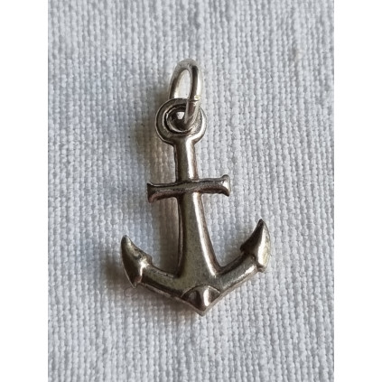 Anheng, charm i sølv, et anker symboliserer håpet