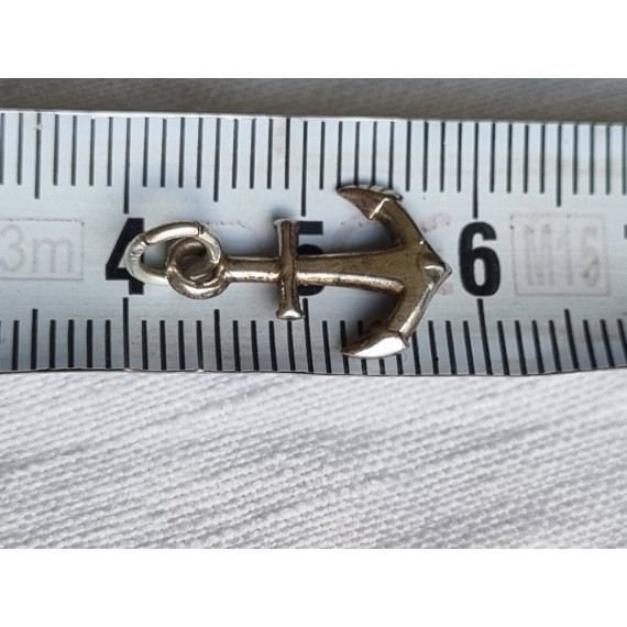 Anheng, charm i sølv, et anker symboliserer håpet