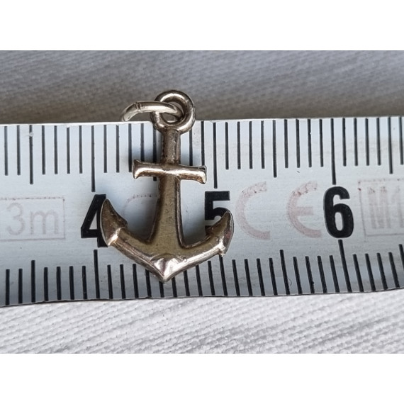 Anheng, charm i sølv, et anker symboliserer håpet