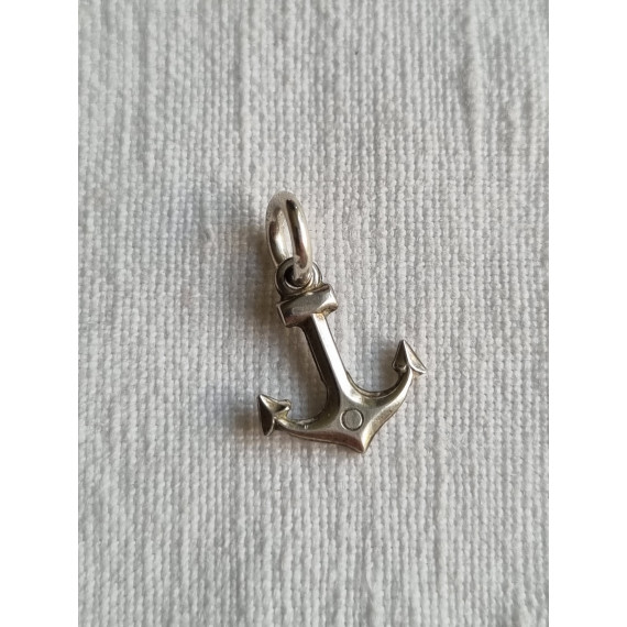 Anheng, charm i sølv, et anker symboliserer håpet