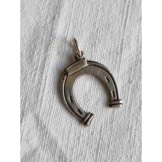 Anheng, charm i sølv, en hestesko, som symboliserer LYKKE