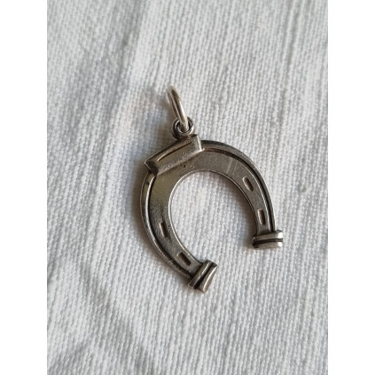 Anheng, charm i sølv, en hestesko, som symboliserer LYKKE