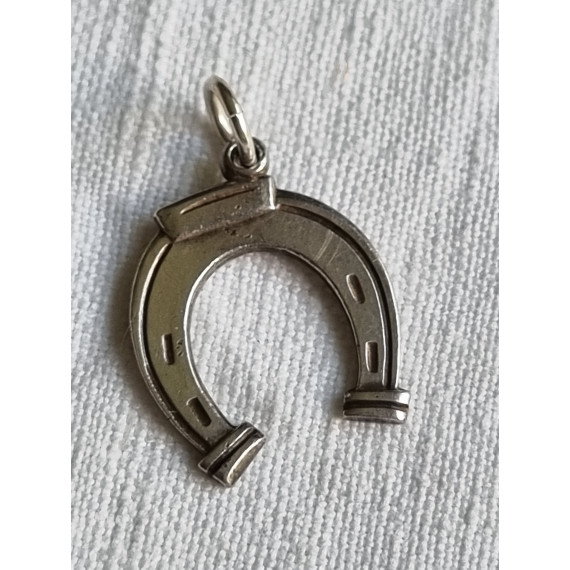 Anheng, charm i sølv, en hestesko, som symboliserer LYKKE