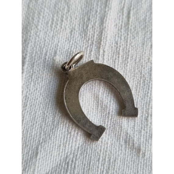 Anheng, charm i sølv, en hestesko, som symboliserer LYKKE