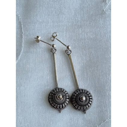 Vakkert par lange øredobber i 830S med håndlagde filigran kruser