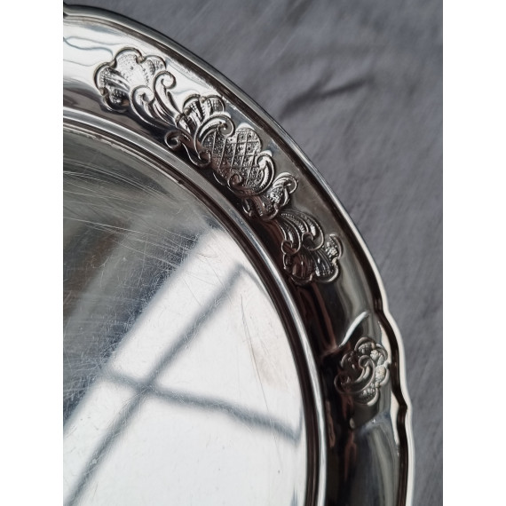 Nydelig fat i 830 sølv, med vakker dekorert kant av Svend Toxværd