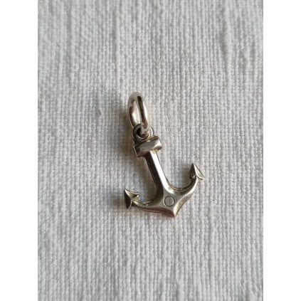 Lite Anheng, en charm i sølv, et anker symboliserer håpet