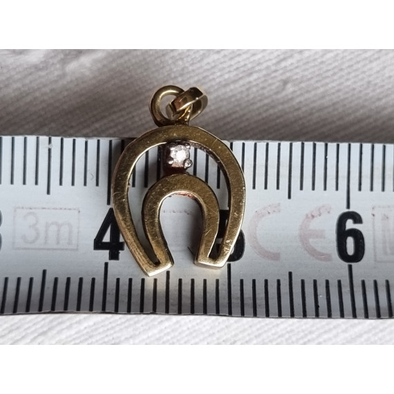 Nydelig anheng i 585 gult gull, en hestesko for lykken, med en liten diamant