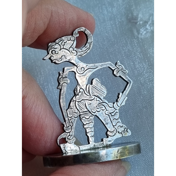 Særegen signet, antatt i sølv, med Wayang Anuman Indonesia figur