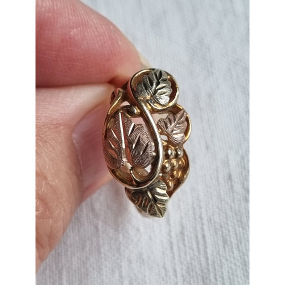 Lekker Black Hills Gold ring i 10k - 12k gult gull, 3,2 gram, i strl 55,5