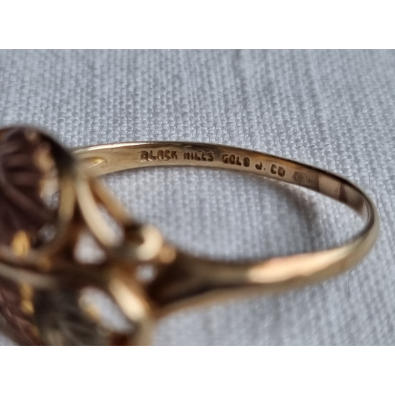 Lekker Black Hills Gold ring i 10k - 12k gult gull, 3,2 gram, i strl 55,5