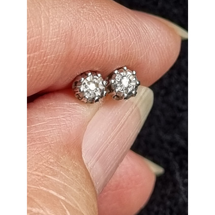 Diamantøredobber, øredobber i 585 hvitt gull, med 2 stk 8/8 diamanter