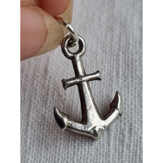 Anheng, charm i sølv, et anker symboliserer håpet
