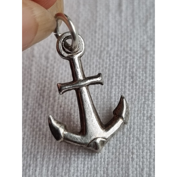 Anheng, charm i sølv, et anker symboliserer håpet