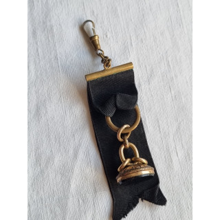 Spesiell klokkelenke, med sort bånd, og signet med sort onyx stein