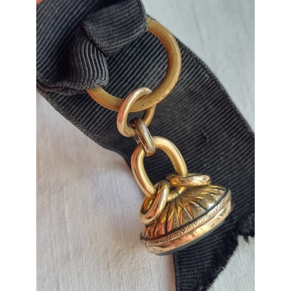 Spesiell klokkelenke, med sort bånd, og signet med sort onyx stein