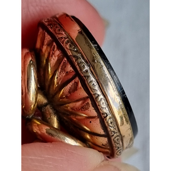 Spesiell klokkelenke, med sort bånd, og signet med sort onyx stein