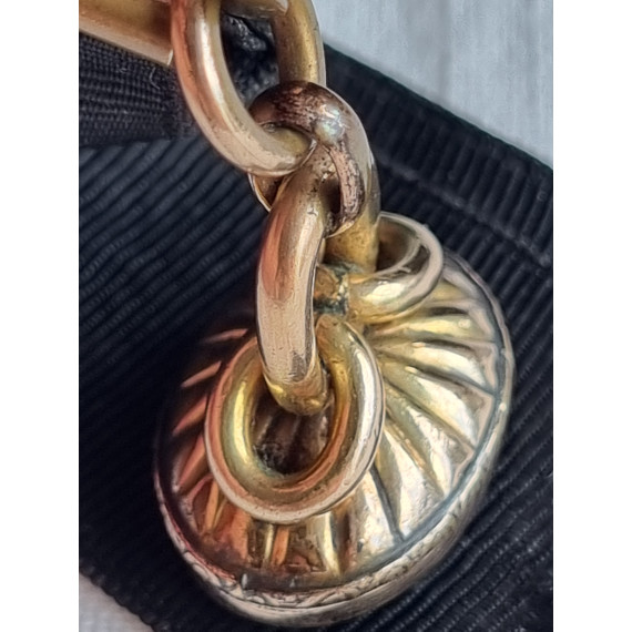 Spesiell klokkelenke, med sort bånd, og signet med sort onyx stein