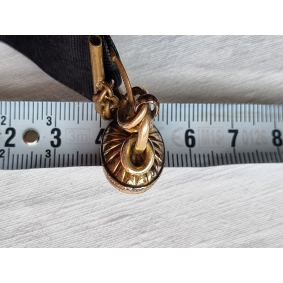 Spesiell klokkelenke, med sort bånd, og signet med sort onyx stein