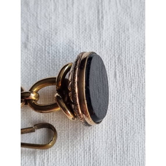Spesiell klokkelenke, med sort bånd, og signet med sort onyx stein