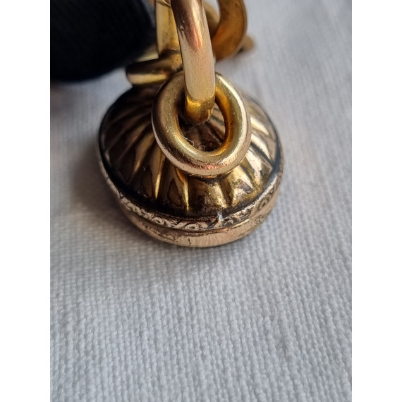 Spesiell klokkelenke, med sort bånd, og signet med sort onyx stein