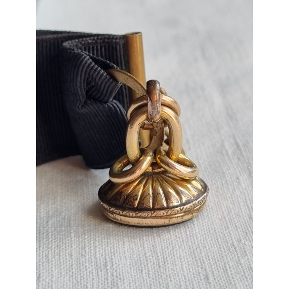 Spesiell klokkelenke, med sort bånd, og signet med sort onyx stein