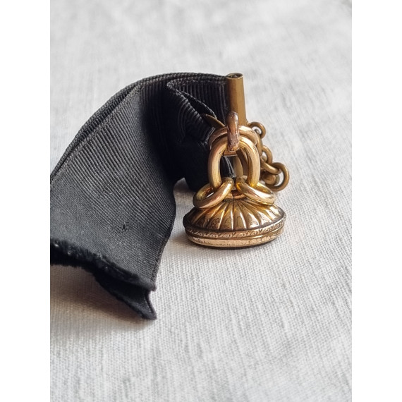 Spesiell klokkelenke, med sort bånd, og signet med sort onyx stein