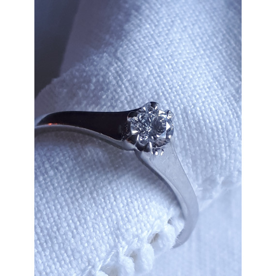 Diamantring, enstensring, i 585 hvitt gull og 0,16 ct diamant, strl 51