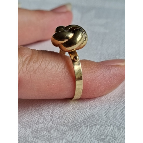 Fantastisk knute ring i 585 gult gull, strl 57, med kuler på siden, 3,1 gram