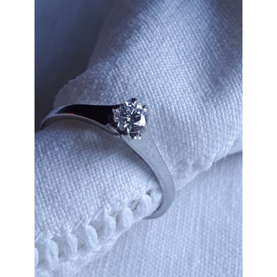 Diamantring, enstensring, i 585 hvitt gull og 0,16 ct diamant, strl 51