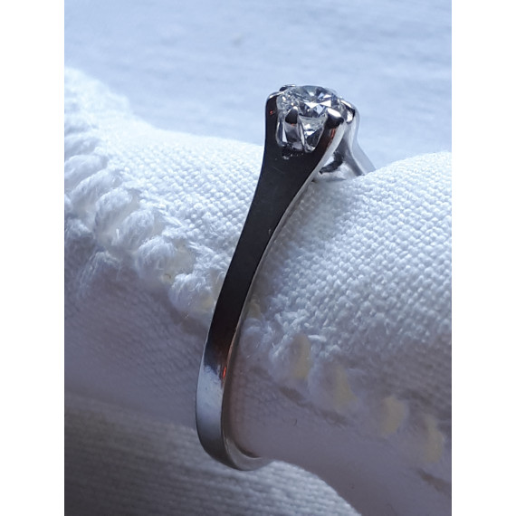 Diamantring, enstensring, i 585 hvitt gull og 0,16 ct diamant, strl 51