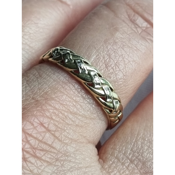 Gullring 585, diamantring, nydelig flettet med to diamanter i / 2,3 gram, strl 62