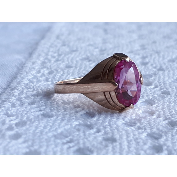 Gult gull ring i 14 K med stor rosa safir, gullring i strl 52